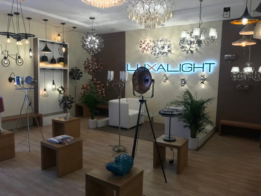 aménagement de stand, grâce à notre équipe nous avons équipé luxalight à personnaliser leur exposition au SIB