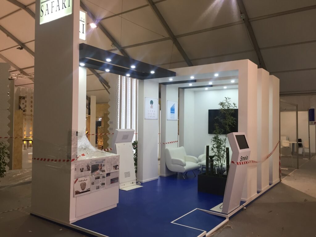 aménagement stand cema bois de l'atlas du groupe safari avec borne tactile au salon