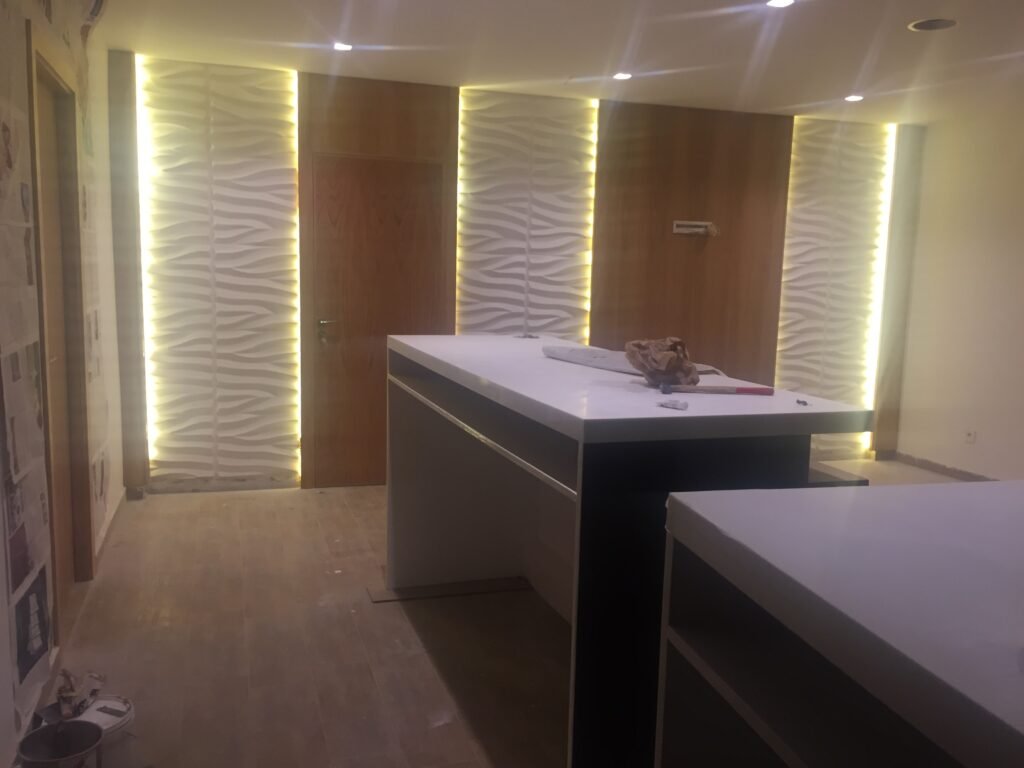 habillage mural en plâtre et aménagement d'intérieur, décoration et design du café bataclan