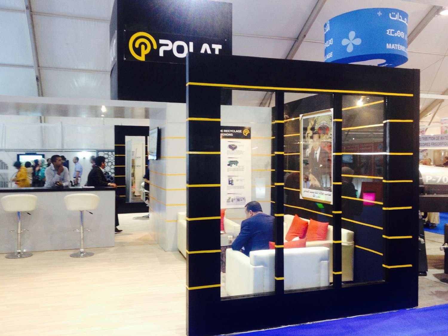 stand d'exposition Polat avec mobilier et comptoir d'accueil au Maroc